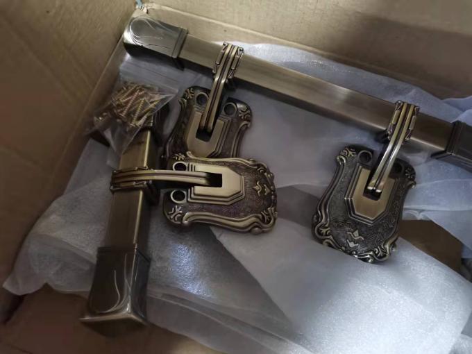 El ataúd antiguo maneja la manija y las colocaciones de 1005 entierros en material del metal
